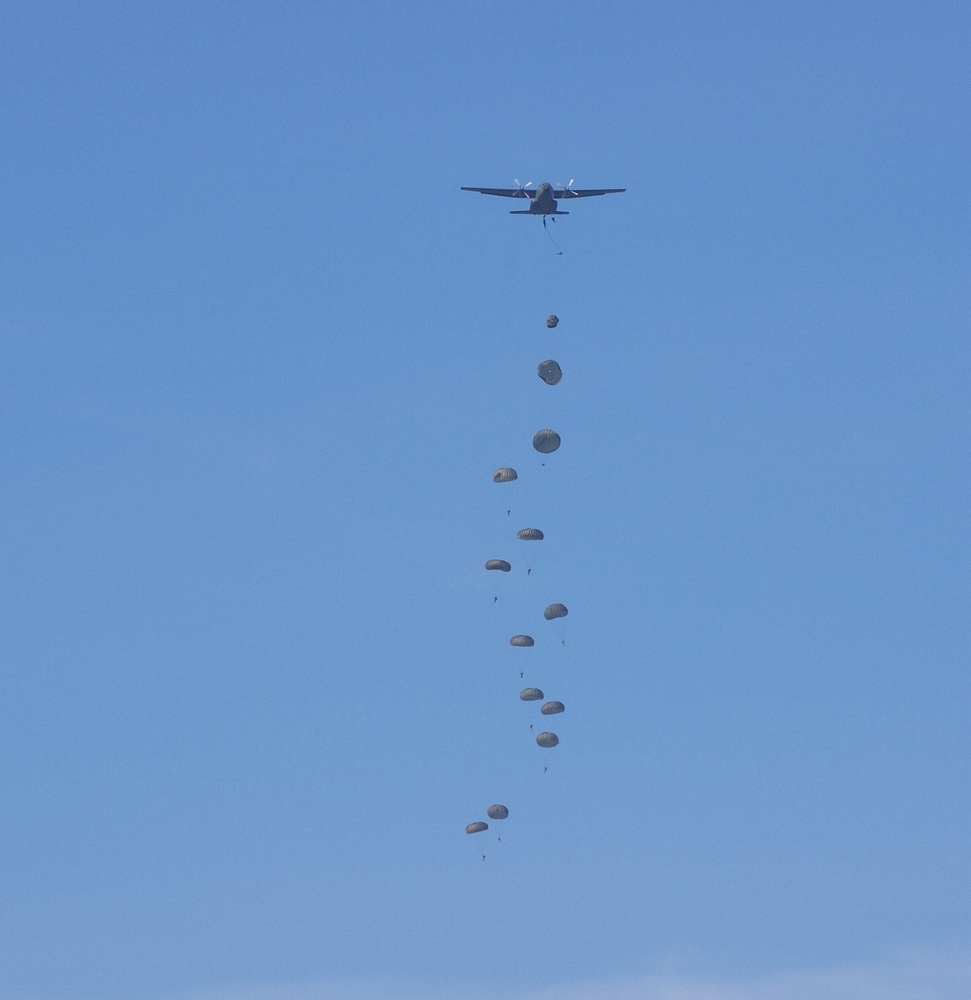 Die Saarlandbrigade bt - 

Fallschirmjgerabsprung aus einer Transall C - 160 ber dem Flugplatz Wallerfangen-Dren bei Saarlouis.
15.03.2011
