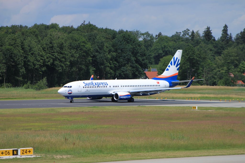 Die Sunexpress nach Antalya steht auf Lande/Startbahn 24 am Flughafen Friedrichshafen. Die Boeing 737 fliegt regelmig nach FDH (14.06.2011)
Ein Video der Landung findet man hier --->