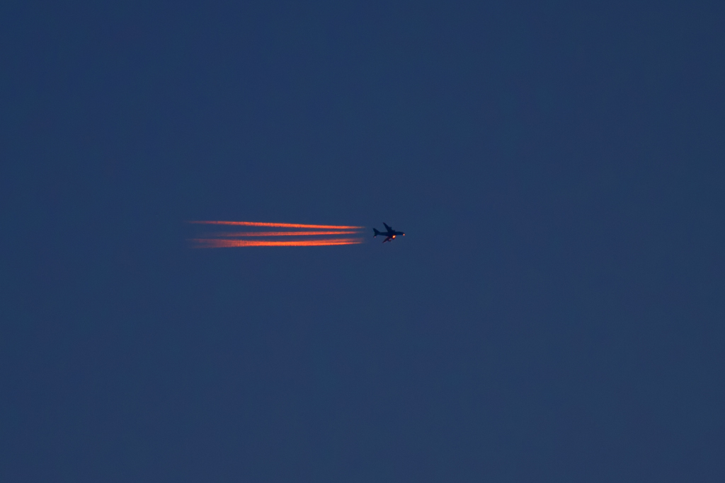 Die untergehende Sonne liess die Kondensstreifen des Flugzeugs wie ein Feuerschweif erscheinen. - 07.12.2012

