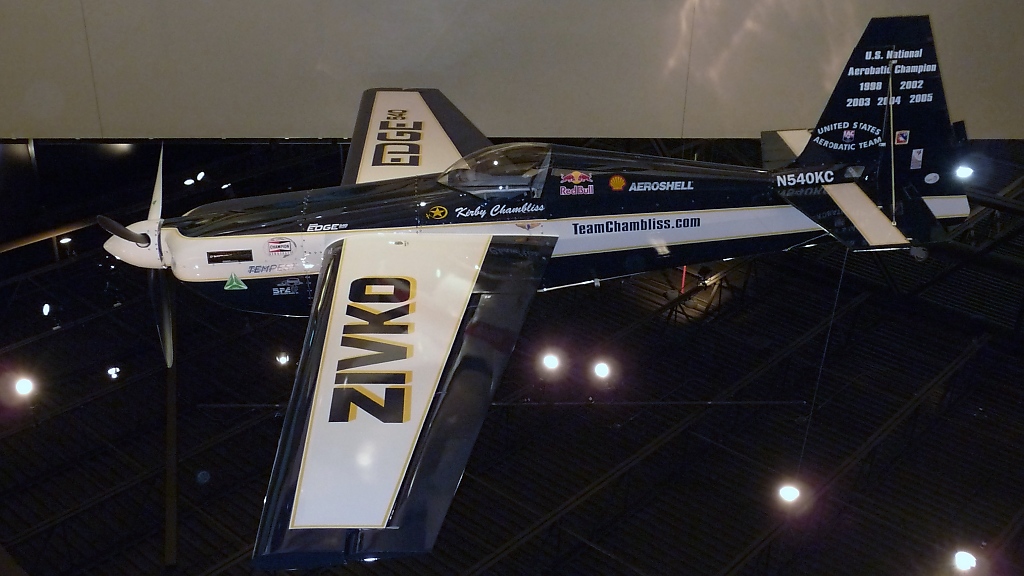 Die  Zivko Edge 540  von Kirby Chanbliss, dem zweifachen Red-Bull-Air-Race Gesamtsieger (2004 und 2006) sowie fnffachen USA-Meister.

Das Bild wurde gedreht, die Maschine hngt eigentlich kopfber unter der Decke des EAA Museums in Oshkosh, WI (3.12.10).