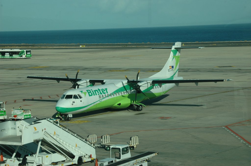 Die zweimotorige EC-IYC  ATR 72/500 Binter von der Canaria Arlines am Flughafen von Arrecife bei der Abfertigung am 21.12.2010.