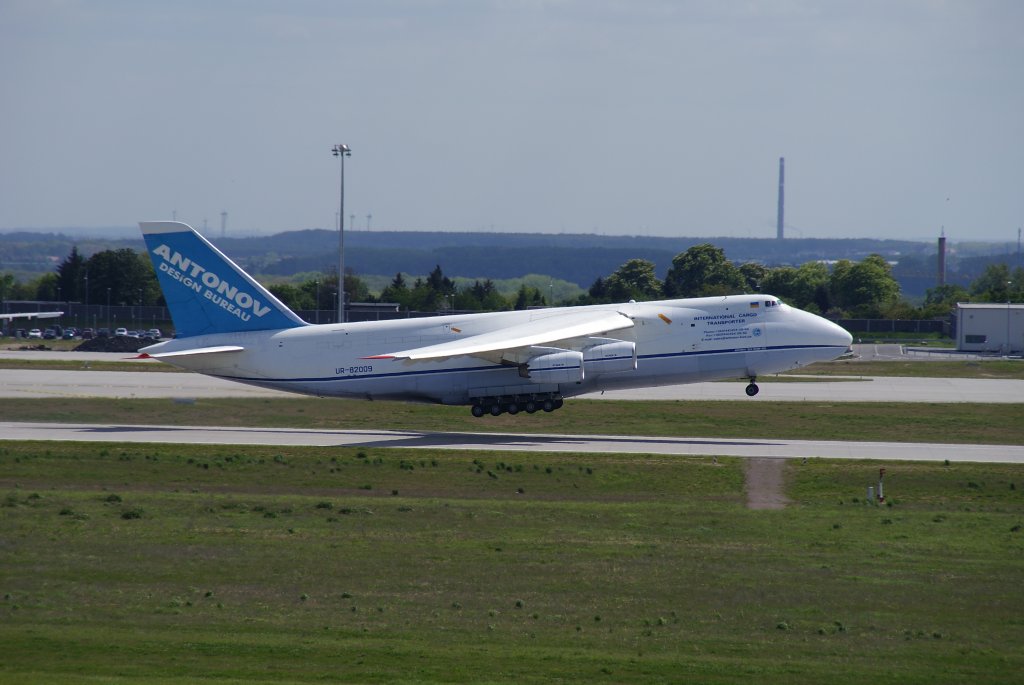 Die zweitgrte Frachtmaschine der Welt, Antonov AN 124-100, Kennung: UR-82009 beim Start auf dem Flughafen Leipzig am 16.05.2010