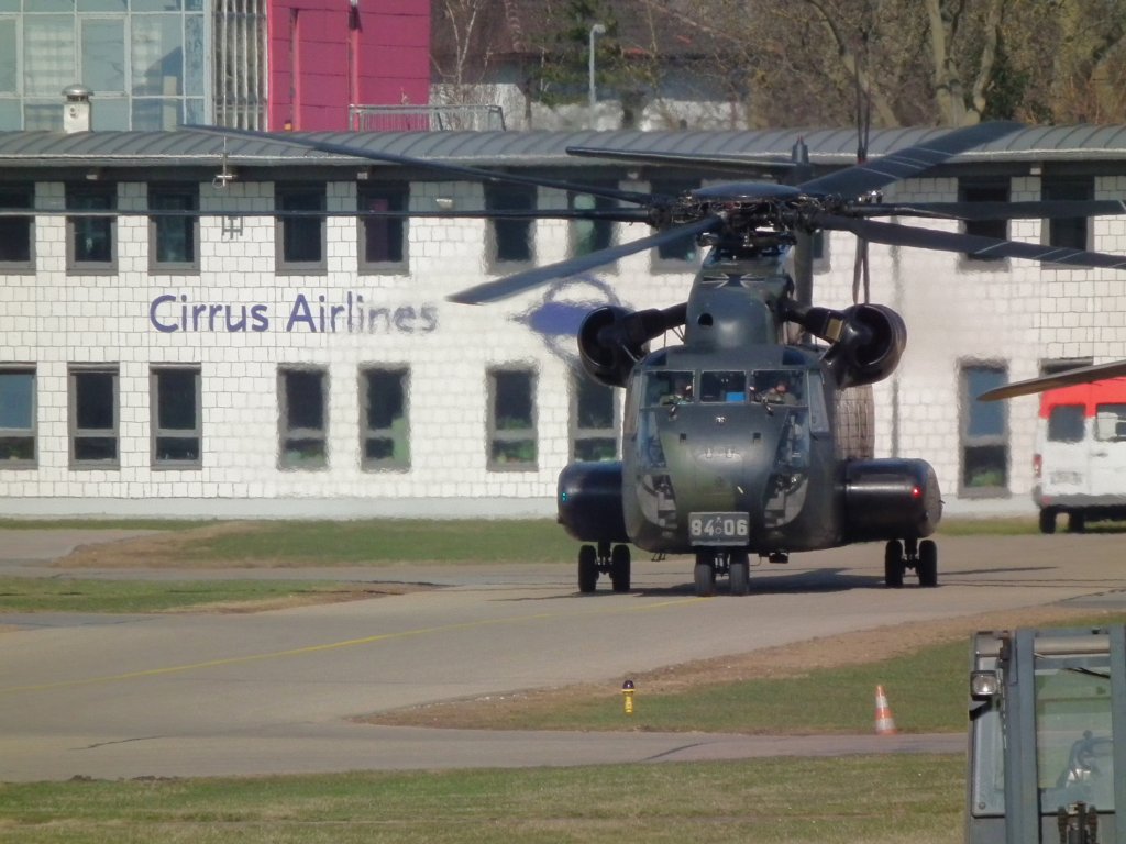 Diese CH-53 der Bundeswehr kam zum Nachtanken und hob kurz nach dieser Aufnahme vom Rollweg ab im Mrz 2011