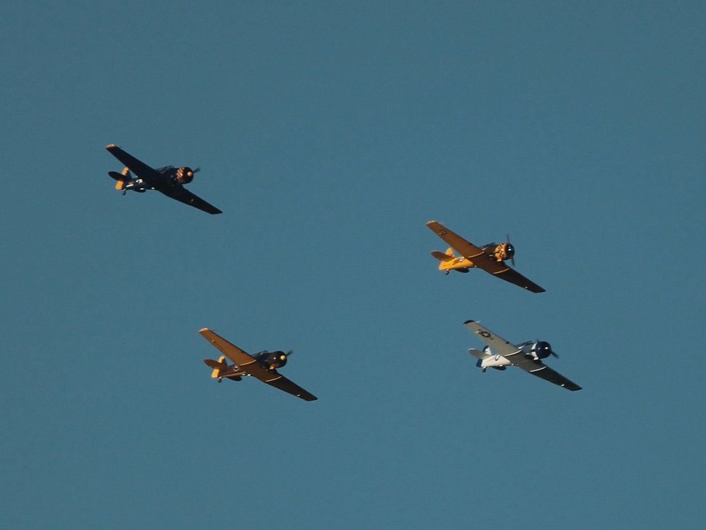 Diese vier North American Harvard T6 flogen am 30.09.2011 im Formationsflug drhnend ber Aachen. 