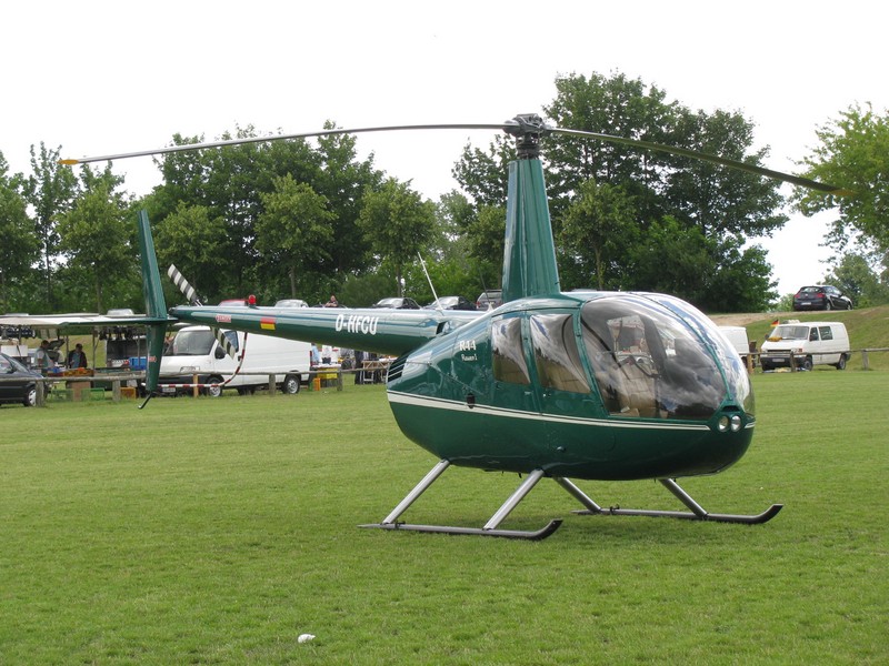 Dieser Hubschrauber .... drehte mit den Gsten des Oldtimertreffen in Gnoien seine Runden 825.06.2011]
