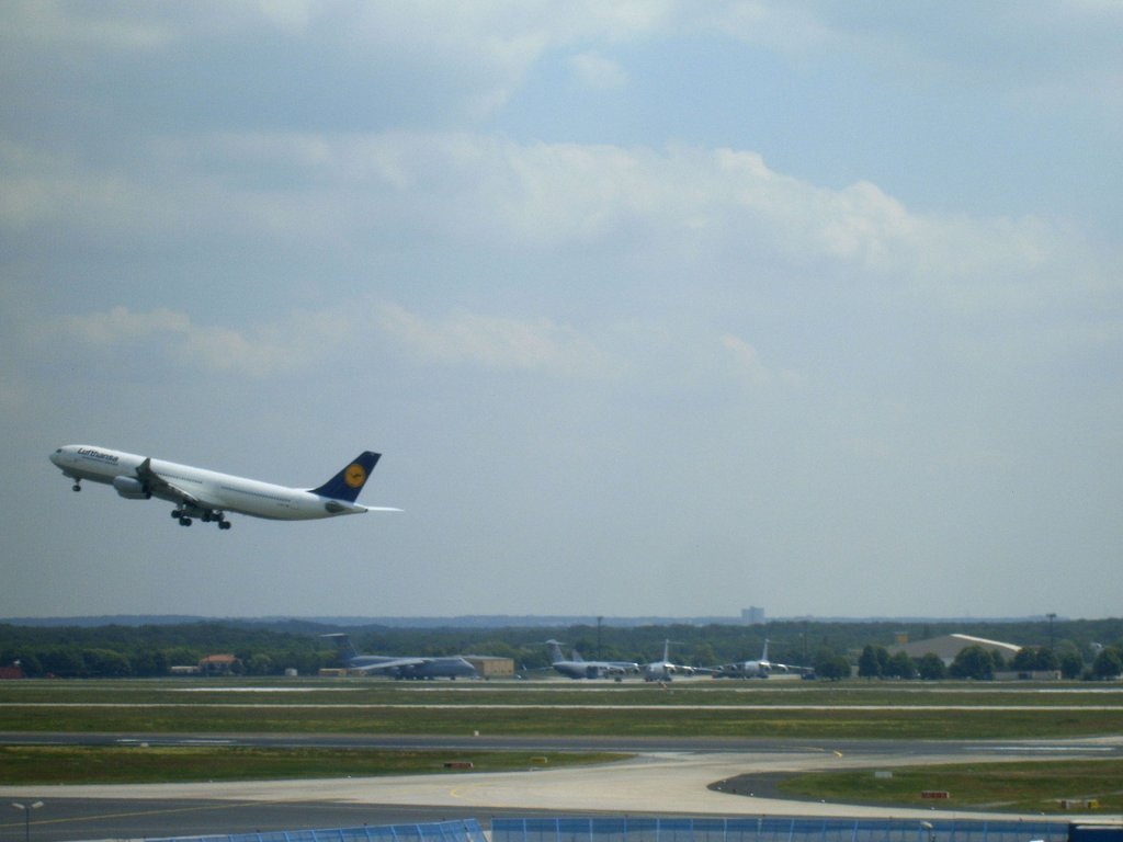 Dieses Foto ist schon  in die Jahre gekommen : Ein Airbus A340-300 der Lufthansa startet in Frankfurt am Main. Im Hintergrund ist noch die  Rhein Main Air Base  im Sden des Flughafens mit einer Lockheed C-5 Galaxy und drei Mc Donnell Douglas C-17 Globemaster III zu erkennen.
Datum dieser Aufnahme: 27. Mai 2004