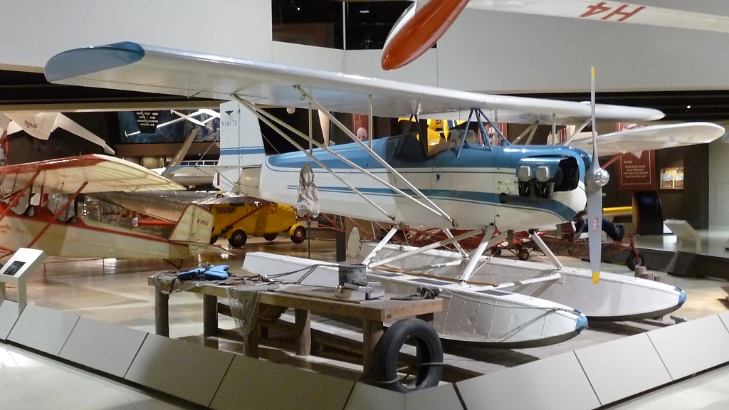 Dieses Wasserflugzeug  Baby Ace Model D  wurde von Stafford L. Lamberd 1962 konstruiert. Mit einem besonders krftigen 135-PS-Motor hatte es enorme Steigraten von bis zu 800 m/min, und Paul Poberezky schafft aus dem Geradeausflug bis zu 6 Loopings am Stck. Ausgestellt im EAA Museum Oshkosh, WI (3.12.10).
