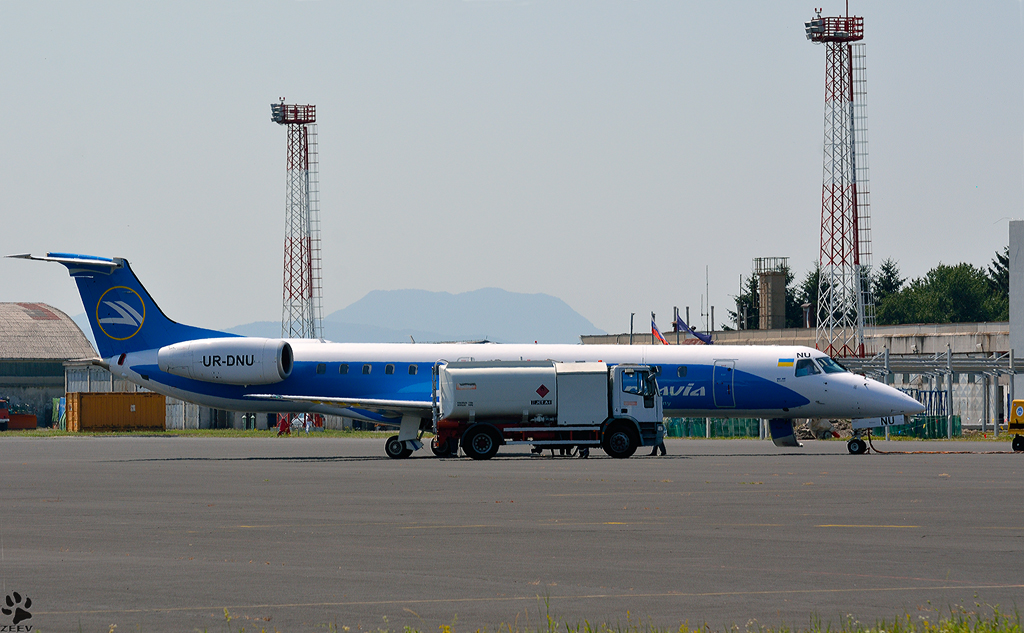 DNIPROAVIA Embraier ERJ-145LR UR-DNU, auf Maribor Flughafen MBX. /6.7.2012