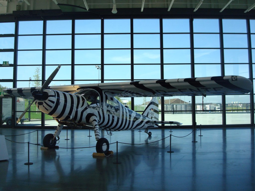 Do 27, einmotoriger Schulterdecker, das erste in Serie gebaute
Flugzeug in Deutschland nach dem Krieg, Erstflug 1956,
wurde weltweit bekannt als zebrafarbenes Expeditionsflugzeug der 
Tierforscher Grzimek,
Dornier Museum Friedrichshafen,
April 2010