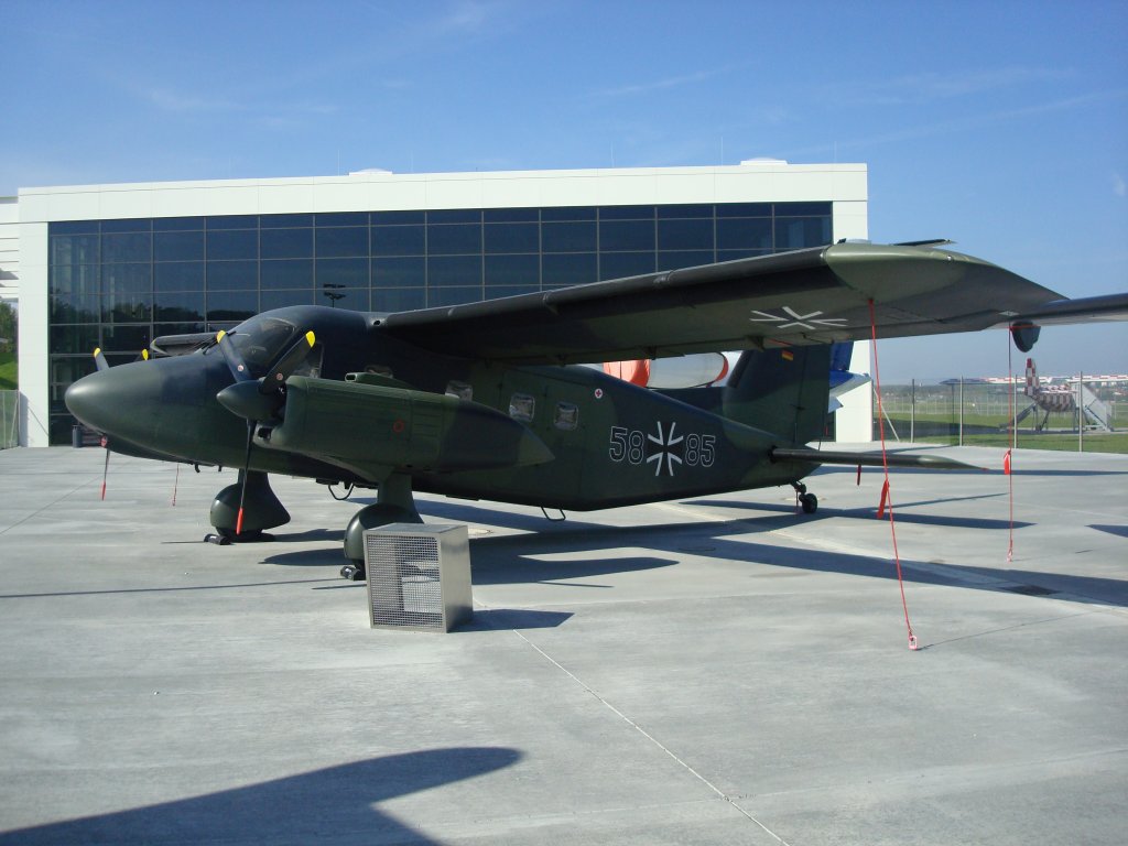 Do 28 Skyservant,als  Fliegendes Arbeitstier  konzipiert,
Erstflug 1966, 12 Pltze, hlt 6 FAI-Weltrekorde,
Dornier Museum Friedrichshafen,
April 2010