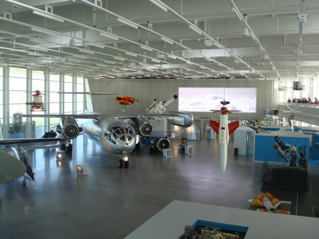 Dornier Museum Friedrichshafen,
Blick in die Ausstellungshalle,
April 2010