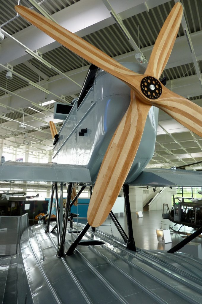 Dornier Wal, die Motorgondel des Flugbootes, Dornier Museum Friedrichshafen, Aug.2012