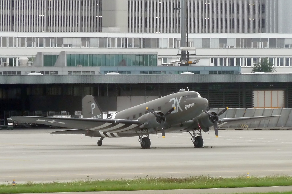 Douglas C-47 Dakota  Drag em oot  in Zrich (6.8.10)