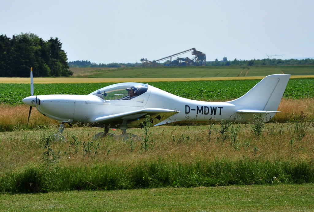 Dynamic WT-9, D-MDWT auf dem UL-Fluggelnde Mggenhausen - 04.06.2011