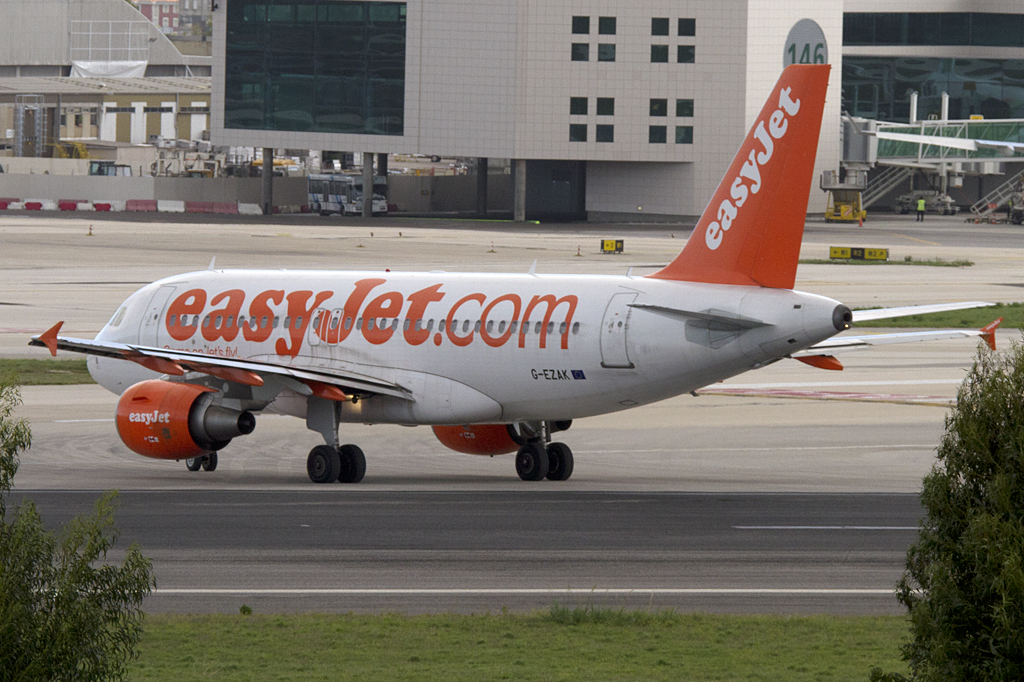 Easy Jet, G-EZAK, Airbus, A319-111, 01.11.2010, LIS, Lissabon, Portugal



