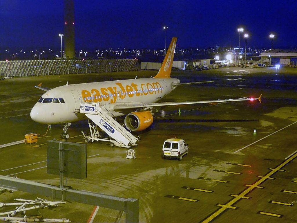 EasyJet Airbus A319-111, G-EZIO, in Steansted, 17.12.10