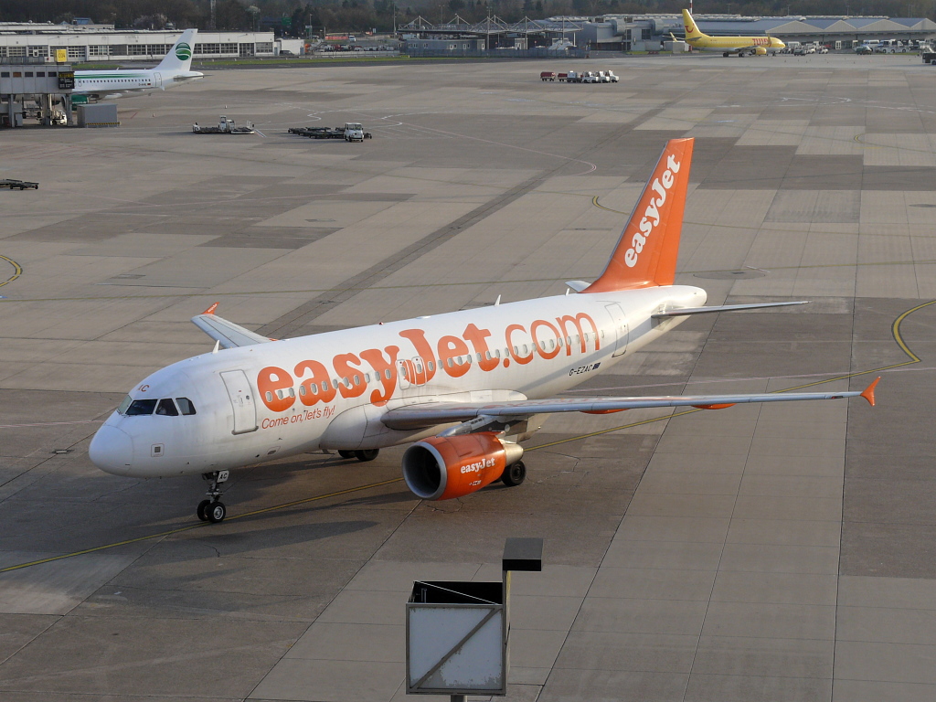 easyJet; E-EZAC; Airbus A319-111. Flughafen Dsseldorf. 24.03.2011.