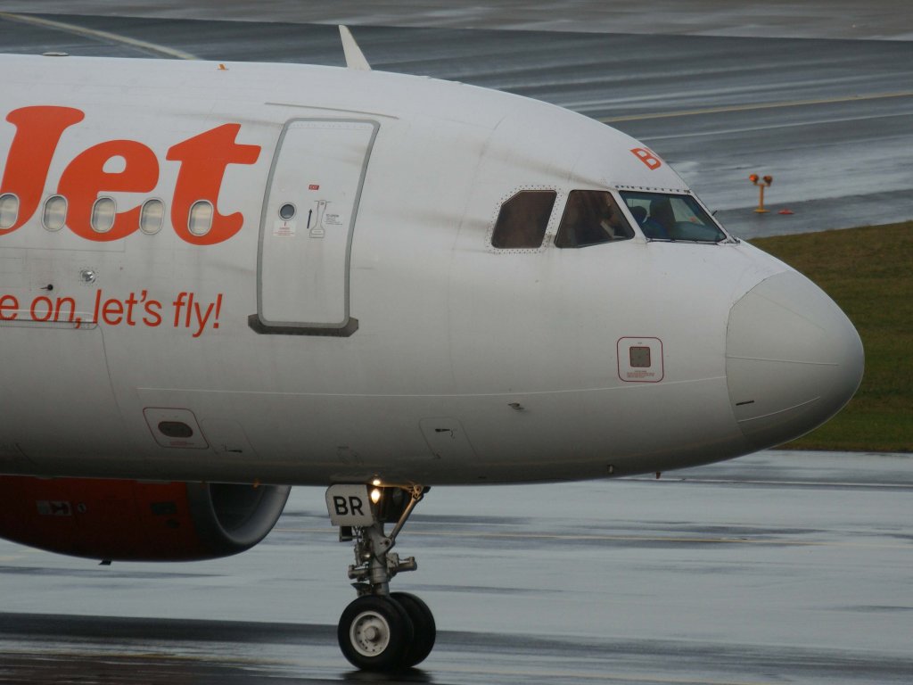 EasyJet, G-EZBR  100-th Airbus , Airbus, A 319-100 (Bug/Nose), 06.01.2012, DUS-EDDL, Dsseldorf, Germany
