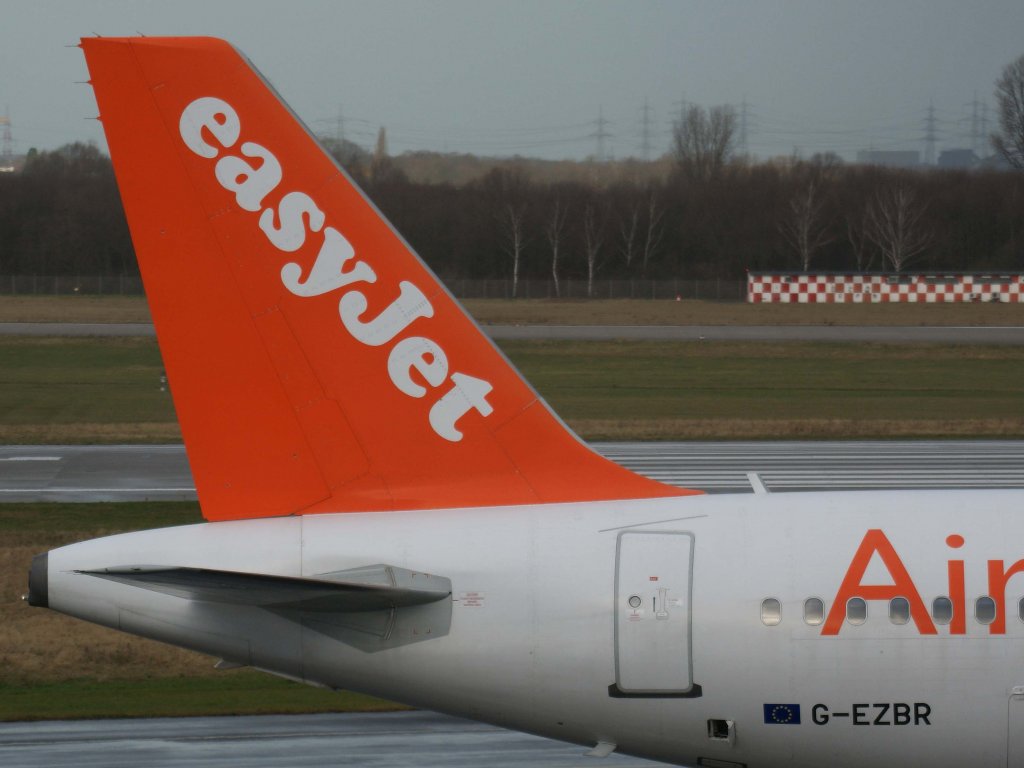 EasyJet, G-EZBR  100-th Airbus , Airbus, A 319-100 (Seitenleitwerk/Tail), 06.01.2012, DUS-EDDL, Dsseldorf, Germany