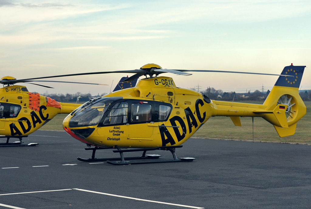 EC-135T-1 des ADAC, G-CGXK in Bonn-Hangelar. Der Hubschrauber flog einige Monate bei Bond Helicopters fr East Anglian Air Ambulance. Deshalb die englische Zulassung - 12.01.2013