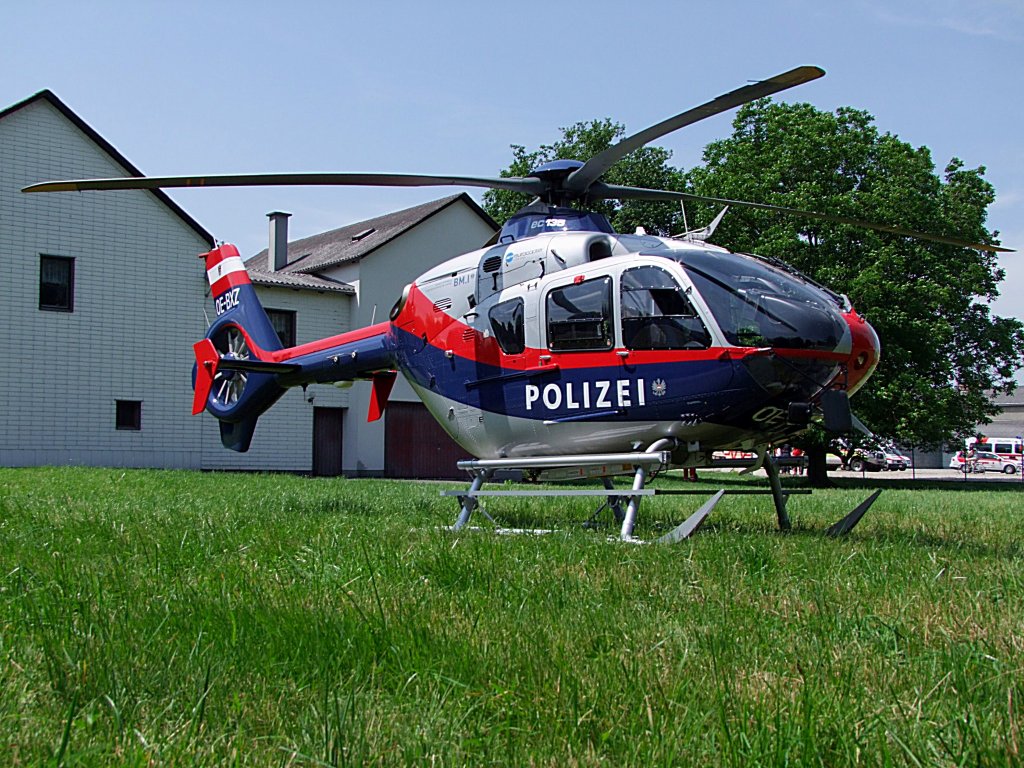 EC135 im Einsatz fr die sterr.Polizei; Hchstgeschwindigkeit  259km/h; Reichweite rd.635km;110604