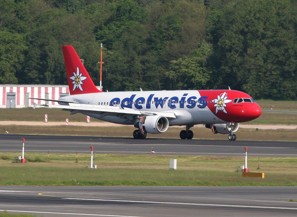 Edelweiss A 320-214 HB-IHR bei der Landung in Berlin-Tegel am 03.06.2010