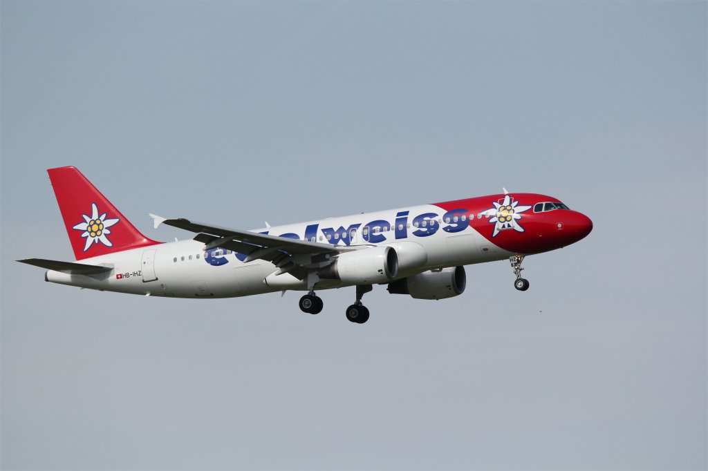 Edelweiss Air Airbus A320-214 im Landeanflug am 21.8.2011.