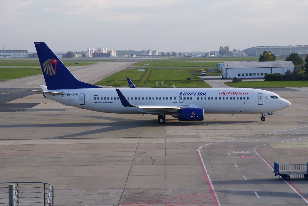 Egypt Air, Boeing 737-800WL, Kennung: SU-GCP rollt zur Startbahn in Berlin-Schnefeld am 09.10.2010