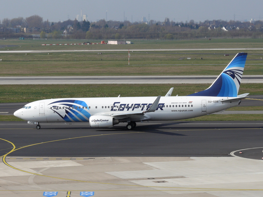 EgyptAir; SU-GDE; Boeing 737-866. Flughafen Dsseldorf. 27.03.2011.