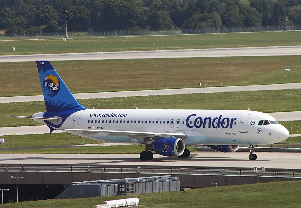 Ein A320 von Condor beim taxen am Flughafen Mnchen, aufgenommen am 9.8.2012