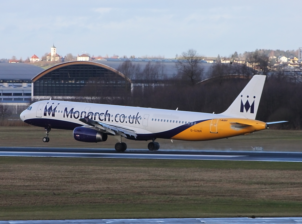Ein A321 von Monarch Airlines landet in Friedrichshafen, aufgenommen am 30.12.2012. Monarch fliegt sowohl Linien, als auch Ski Chater zwischen London Gatwick und Friedrichshafen