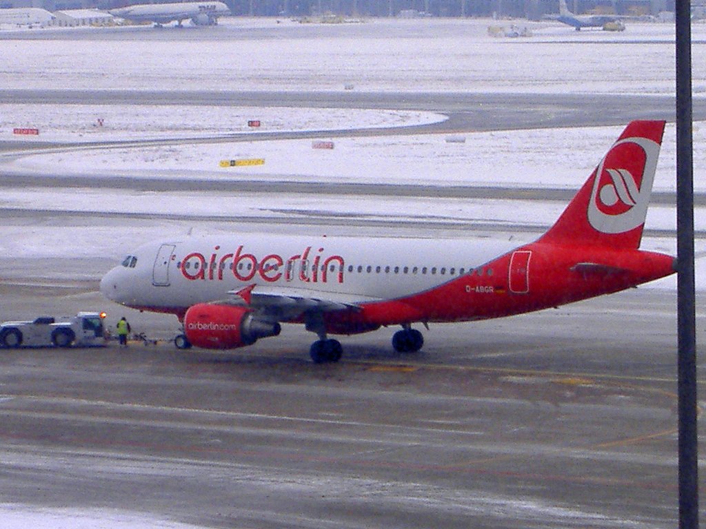 Ein Air Berlin-Airbus A319-112 beim Push-back in Stuttgart am 9. Januar 2010 bei eisigen Temperaturen.