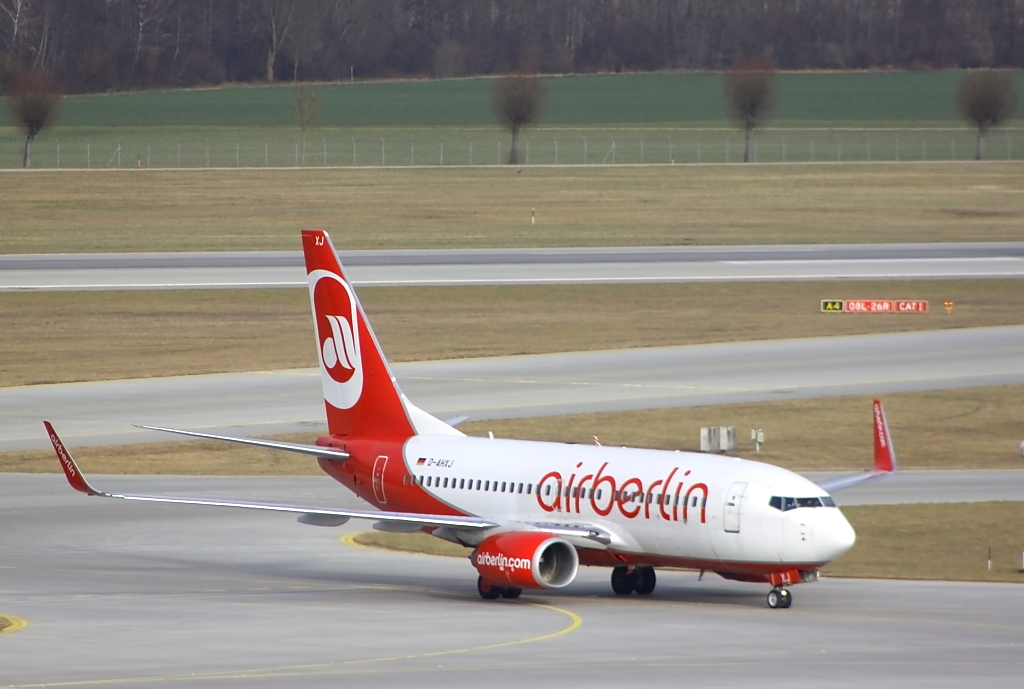 Ein Air Berlin Flug erricht Friedrichshafen und verlsst den runway, die Boeing 737-800 hat noch ein paar Meter bis zum Gate, aufgenommen vom Besucherpark Mnchen