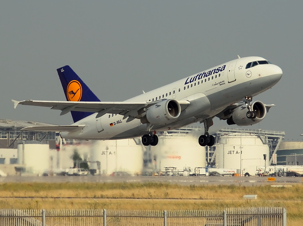 Ein Airbus 319 von Lufthansa beim take-off in Stuttgart. Der A319 mit der Kennung 
D-AILL hat das Ziel Frankfurt. Stuttgart, 19.07.2013