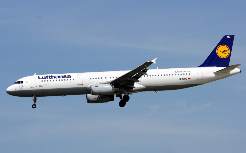 Ein Airbus A-321-131 von Lufthansa mit der Kennung D-AIRC mit dem Taufnamen Erlangen aufgenommen am 22.05.2010 auf dem Flughafen Frankfurt am Main