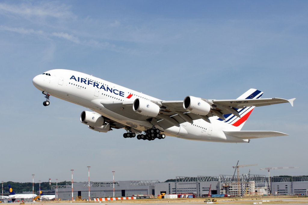 Ein Airbus A-380-861 von Air France mit der Test Reg.: F-WWAL wird spter die Kennung F-HPJD beim Start zum Testflug aufgenommen am 20.07.10 am Flughafen Hamburg-Finkenwerder.