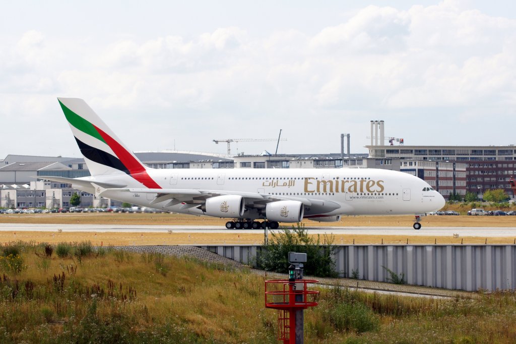 Ein Airbus A-380-861 von Emirates Airline mit der Test Reg.: F-WWAG wird spter die Kennung A6-EDL beim Start zum Testflug aufgenommen am 27.07.10 am Flughafen Hamburg-Finkenwerder.