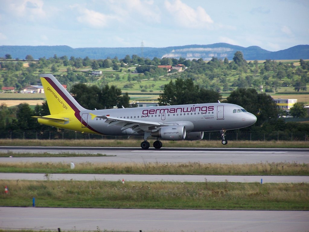 Ein Airbus A319 der Flugairline Germanwings bei der Landung
am Flughafen Stuttgart (STR)
Aufgenommen am 07.August 2012