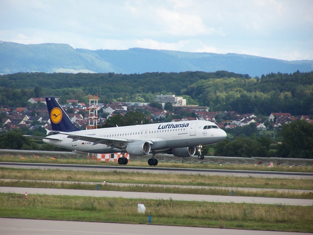 Ein Airbus A320-200 der Airlines Lufthansa bei der Landung am Flughafen 
Stuttgart (STR)
Aufgenommen am 07.August 2012