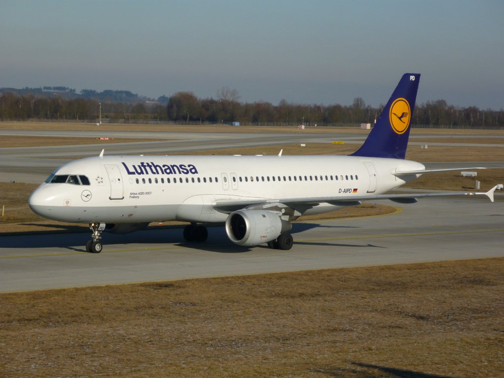 Ein Airbus A320-200, der Lufthansa, mit Registration D-AIPD, am Flughafen Mnchen.