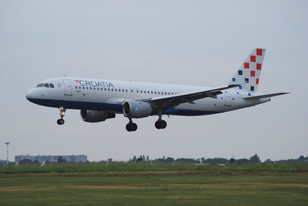 Ein Airbus A320 der Croatia Airlines im Anflug auf Berlin-Schnefeld am 12.06.10