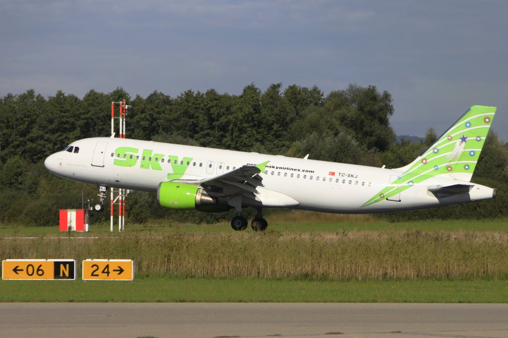 ein Airbus A320 der Sky Airlines kurz vor dem touch-down in Friedrichshafen. Aufgenommen am 3 Oktober 2012