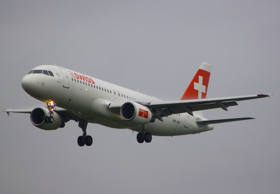 ein Airbus A320 von Swiss beim Anflug auf runway 14 in Zrich, aufgenommen am 04.04.2012