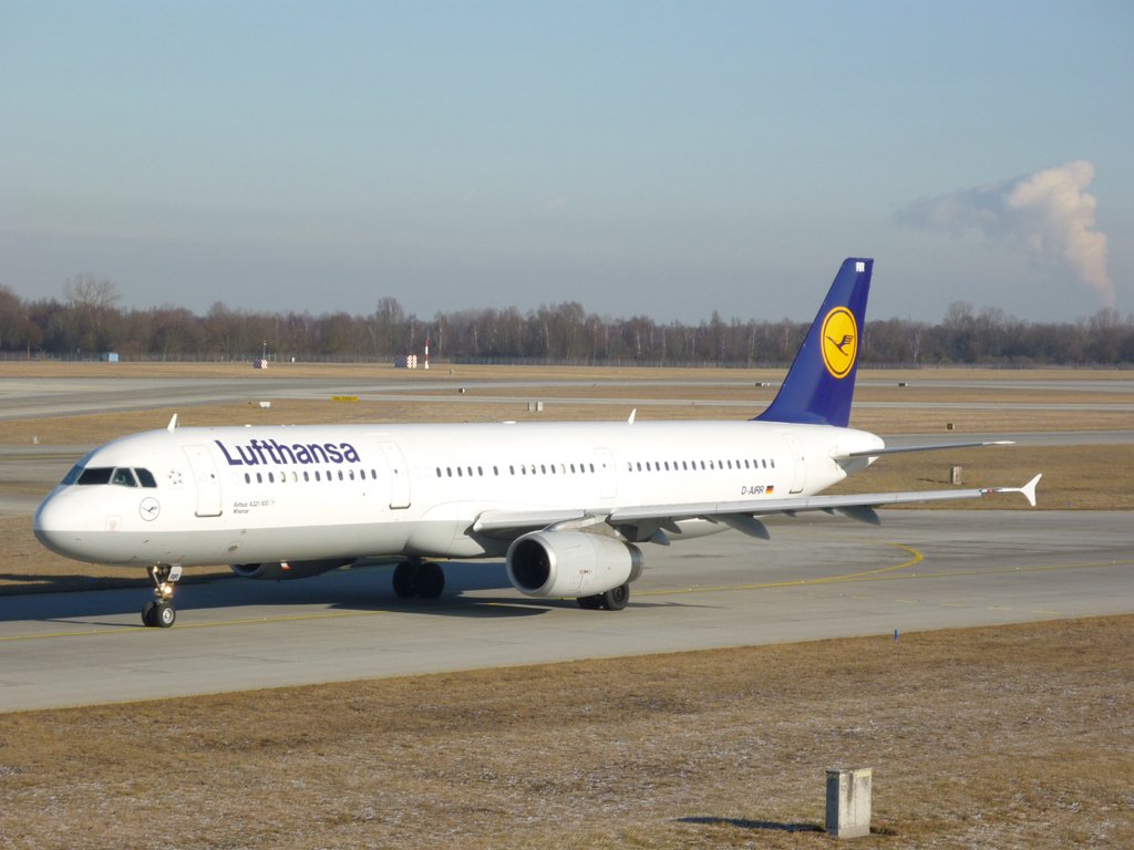 Ein Airbus A321-100, der Lufthansa, mit Registration D-AIRR, am Flughafen Mnchen.