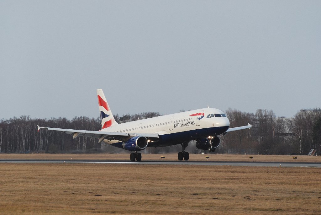Ein Airbus A321 der British Airways bei der Landung in Hamburg Fuhlsbttel am 12.03.11