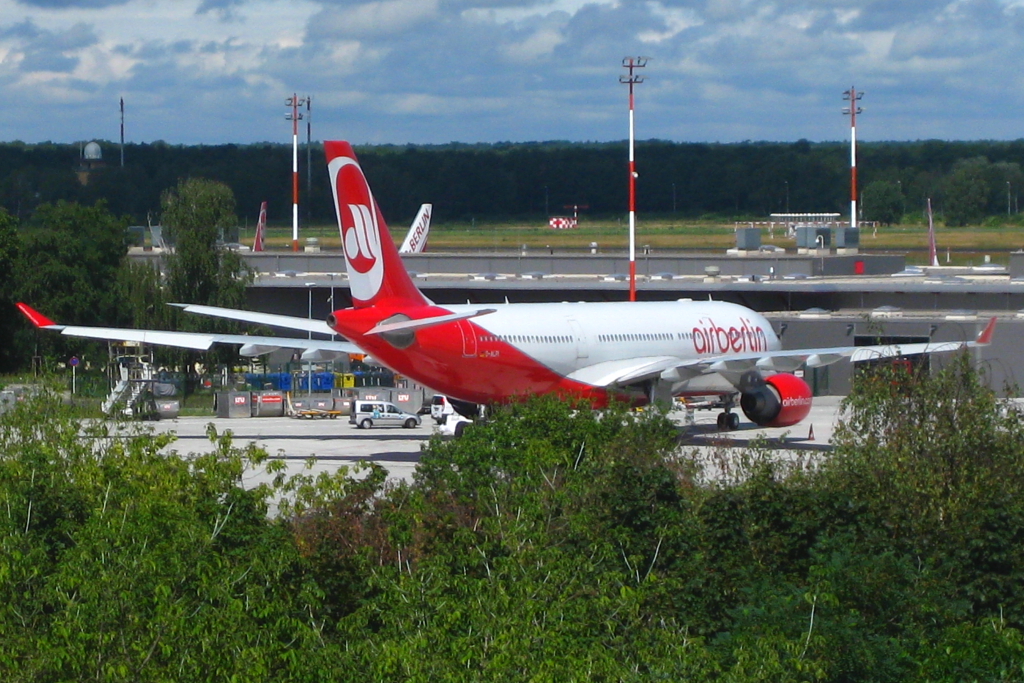 Ein Airbus A330 der Air Berlin (vorher gehrte er dem Lufttransportunternehmen LTU) auf dem Vorfeld auf dem grnen Flughafen Berlin-Tegel






























































































































































































































































Datum: 16. August 2010