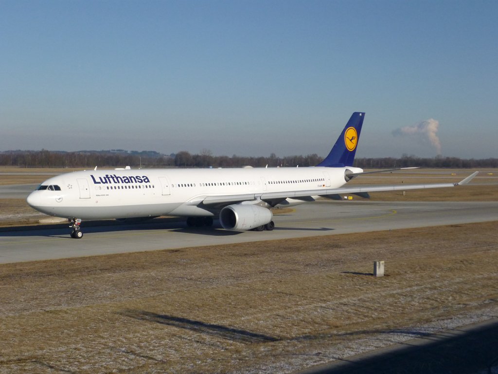 Ein Airbus A330, der Lufthansa, mit Registration D-AIKI, am Flughafen Mnchen.