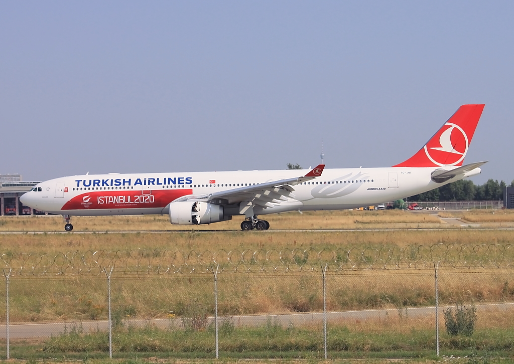 Ein Airbus A330 der Turkish Airlines nach der Landug in Stuttgart. Der Airbus mit der Kennung TC-JNI trgt einen Sondersticker bezgl. der Bewerbung zu den Olympischen Spielen 2020. Stuttgart, 19.07.2013