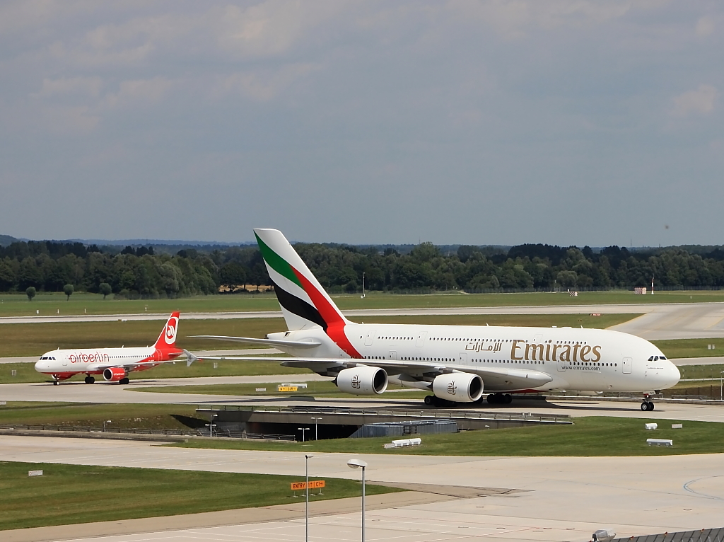 Ein Airbus A380 von Emirates rollt zum Gate, dahinter ein A320 von Air Berlin ...
Aufgenommen am Flughafen Mnchen, 9.8.2012