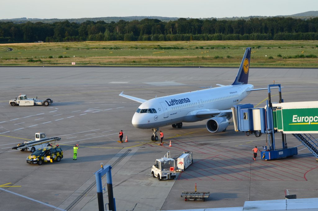 Ein Airbus der Lufthansa aus London kommend hat seine Parkposition C2 erreicht. (Aufnahme 27.08.2012).